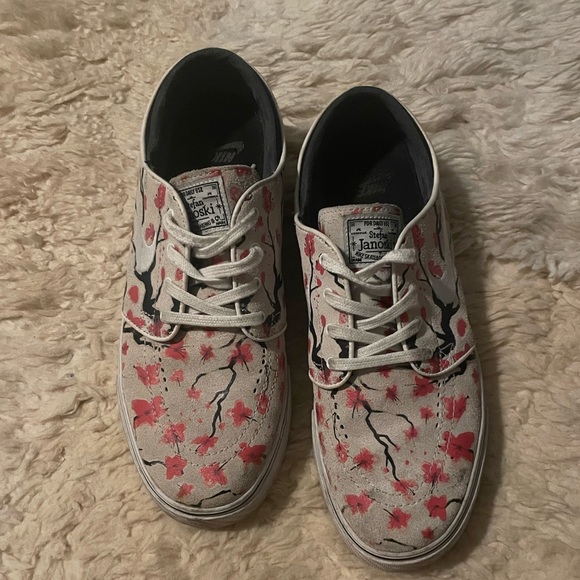 One of a kind Nike athletic shoes mens size 9 - Picture 7 of 7